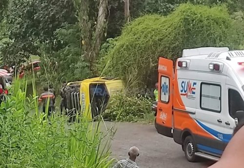 - ¡Busito colegial se va loma abajo y termina volcado en Capira!Un busito colegial se volcó en La Valdeza, corregimiento de Caimito, provincia de Panamá Oeste. Según testigos, el vehículo perdió fuerza mientr